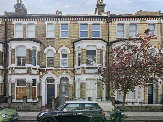 Flat for sale in SW11, London