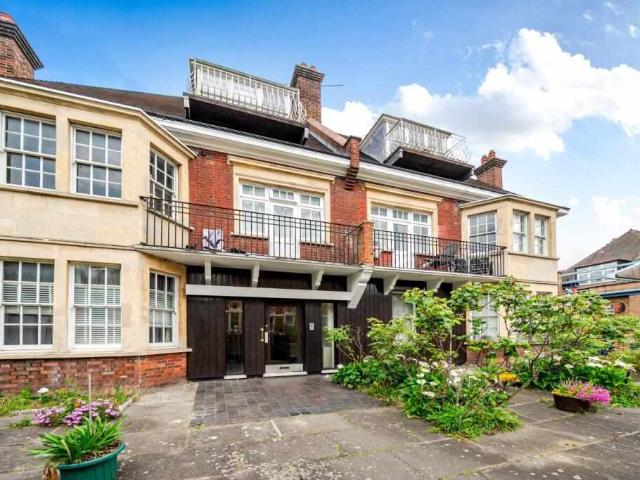 Flat for sale in NW3, London
