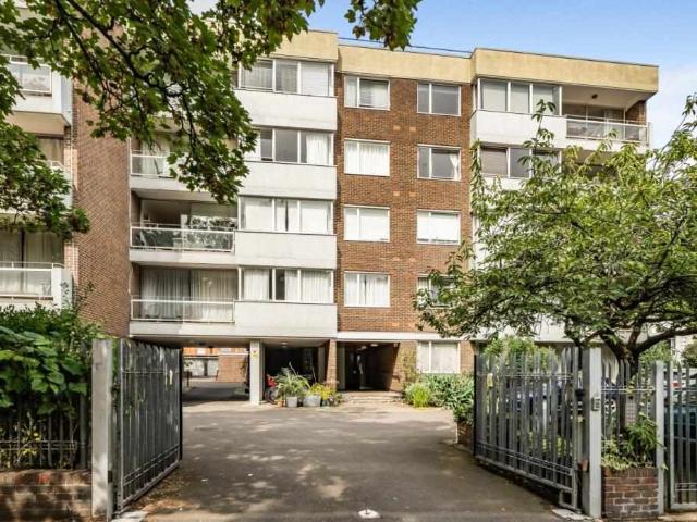 Flat for sale in NW3, London