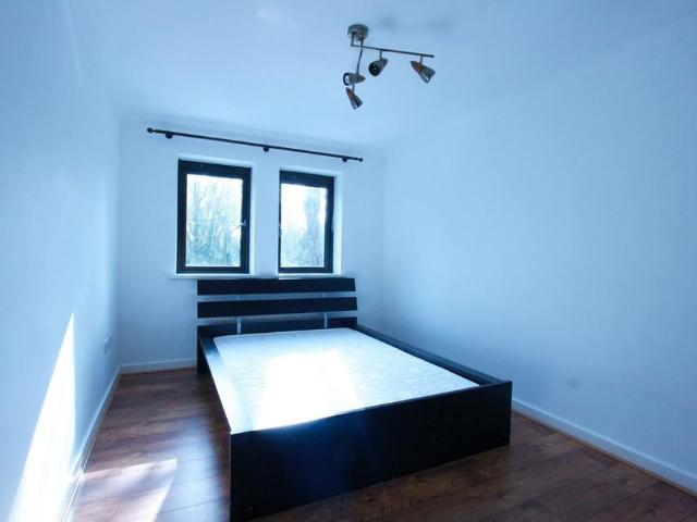 Apartment for rent in Queen's Park, Greater London