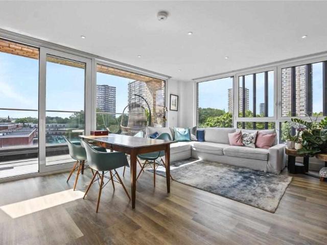 Flat for sale in SW11, London