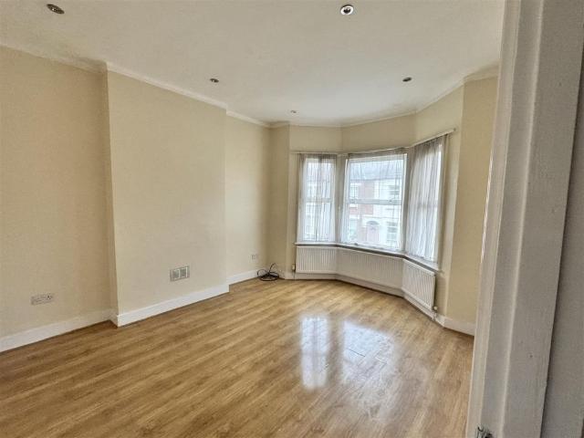 Apartment for rent in Furzedown, Greater London