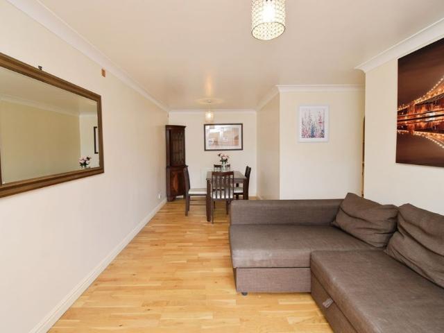 Apartment for rent in Poplar Grove, Greater London