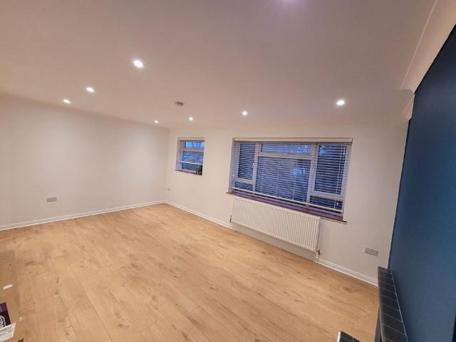 Apartment for rent in London Borough of Croydon, Waddon