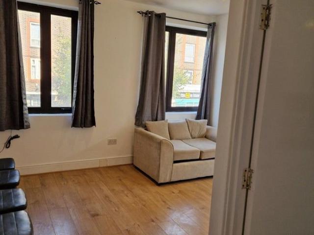 Apartment for rent in Poplar Grove, Greater London