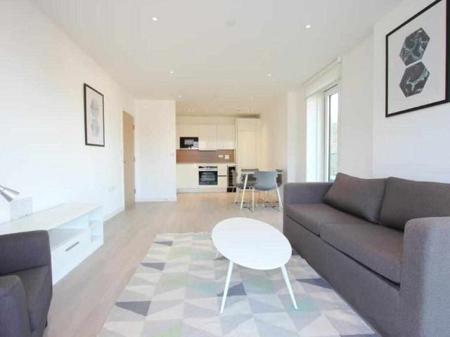Flat for sale in N4, London