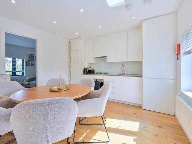 Flat for sale in W3, London