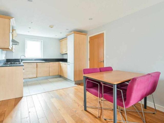 Flat for sale in SE17, London