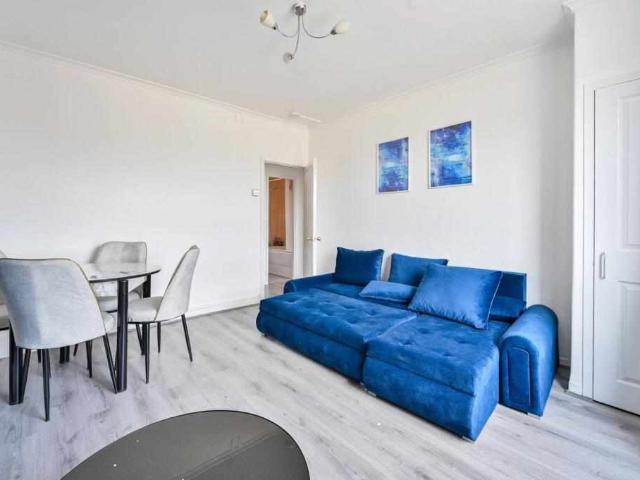Flat for sale in SE17, London