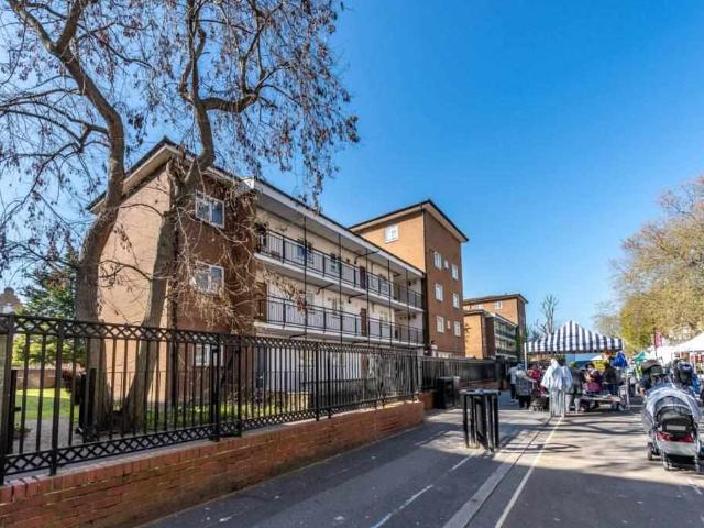 Flat for sale in SE17, London