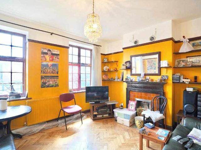 Flat for sale in NW11, London