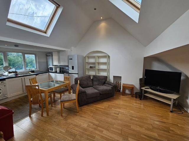 Apartment for rent in Temple Fortune, Greater London