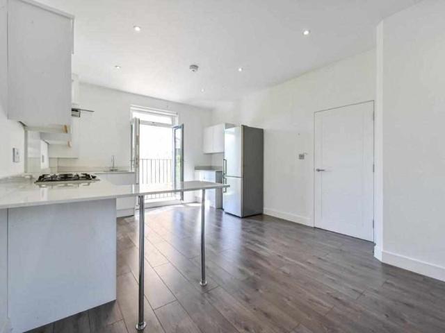 Flat for sale in N4, London