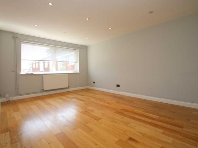 Apartment for rent in Woodhall Farm, Pouchen End