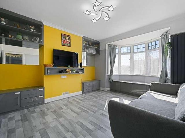 Flat for sale in Lane, Greater London