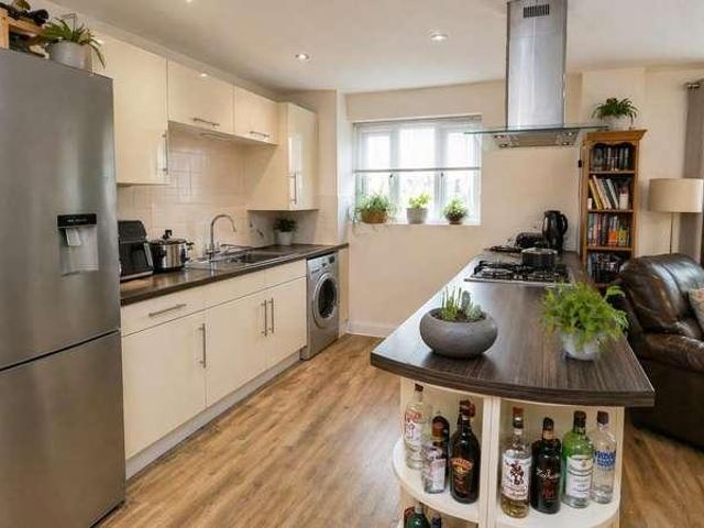 Flat for sale in Greengates, West Yorkshire