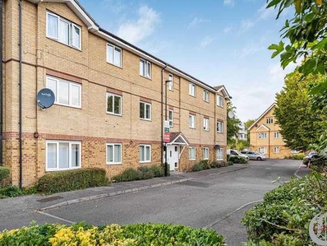 Flat for sale in Bowes Park, Greater London