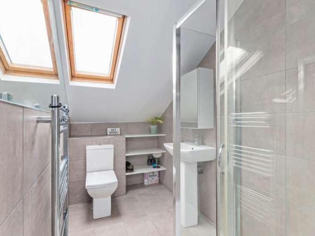 Flat for sale in Clapham Junction, Greater London
