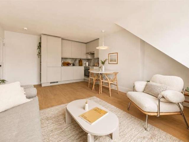 Flat for sale in South Hampstead, Greater London