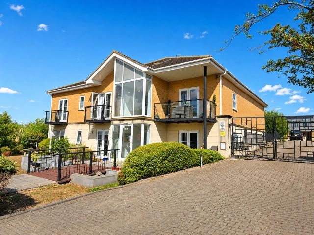 Flat for sale in Alton Barnes, Essex
