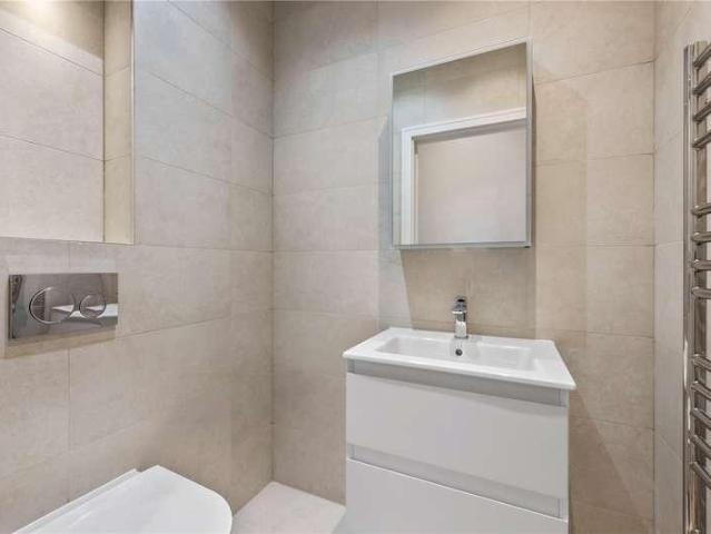 Flat for sale in Finsbury Park, Greater London