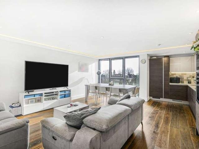 Flat for sale in New Barnet, Greater London