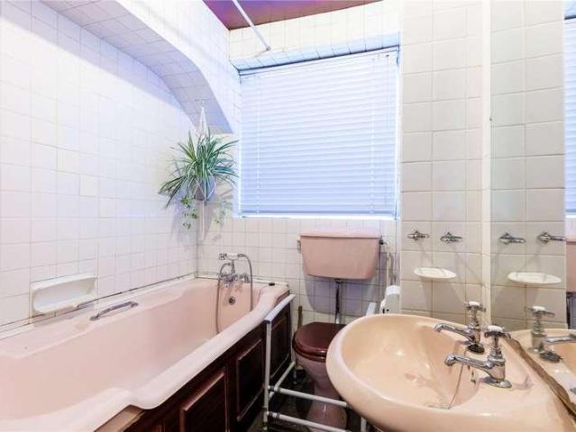 Flat for sale in London Borough of Wandsworth, Greater London