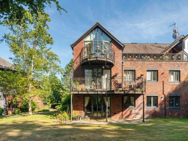 Flat for sale in Row Town, Surrey