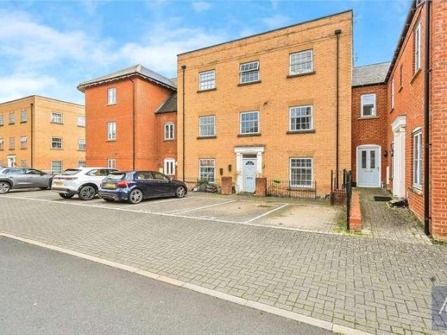 Flat for sale in Buckingham, Buckinghamshire