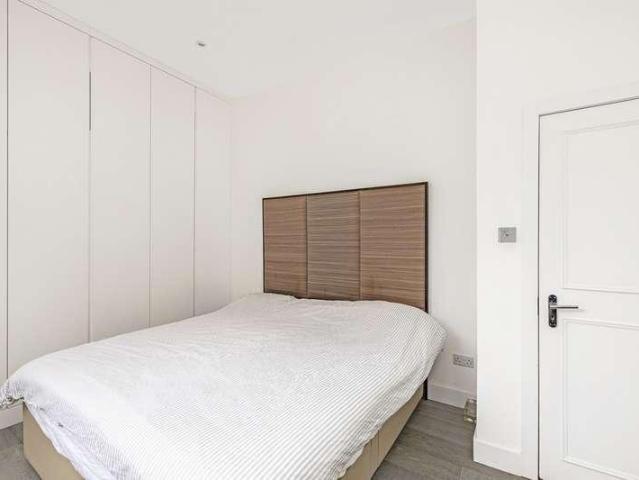 Flat for sale in Royal Borough of Kensington and Chelsea, Greater London