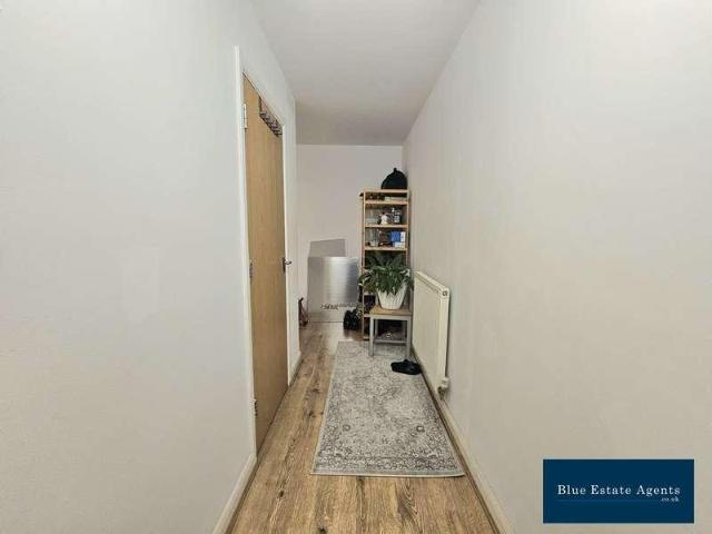 Flat for sale in London Borough of Hounslow, Greater London