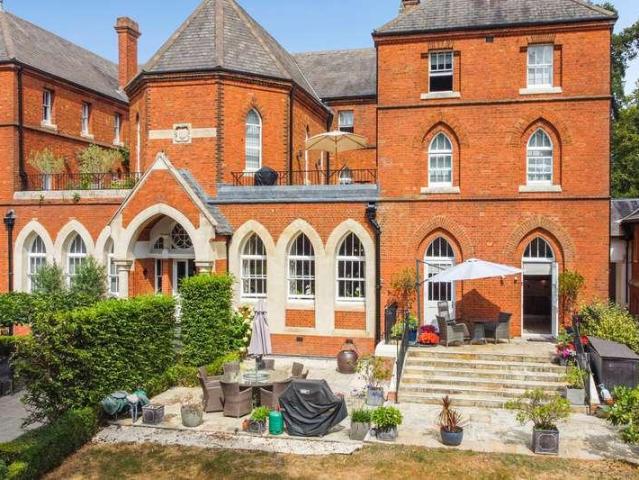 Flat for sale in Mill Hill, Greater London