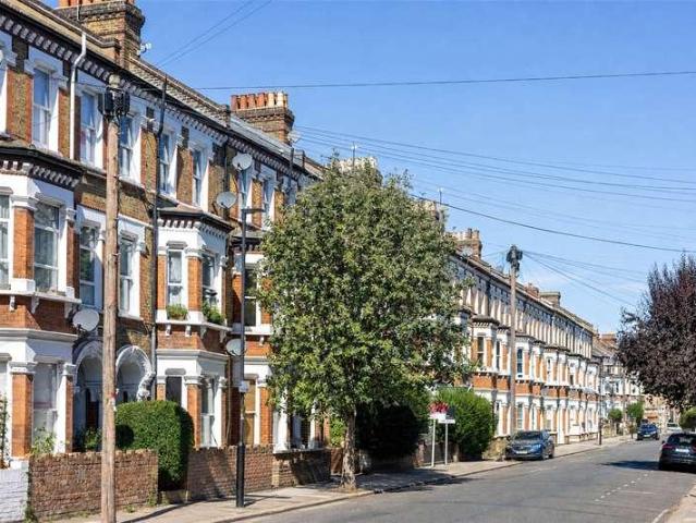 Flat for sale in Clapham, Greater London