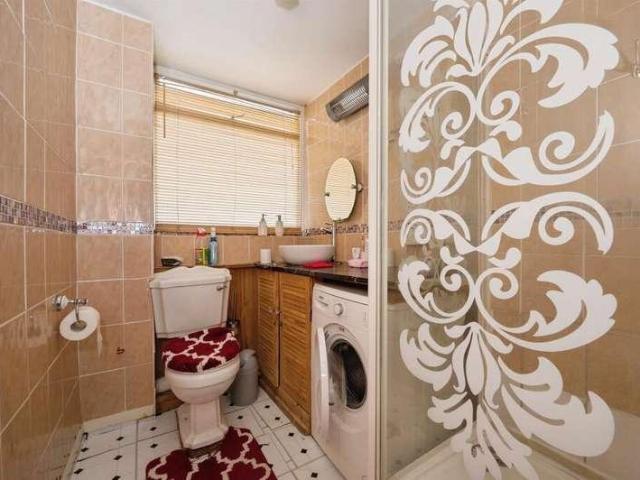 Flat for sale in Shirley Park, Southampton