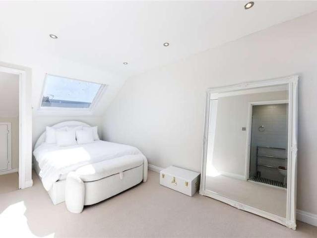 Flat for sale in London Borough of Wandsworth, Greater London