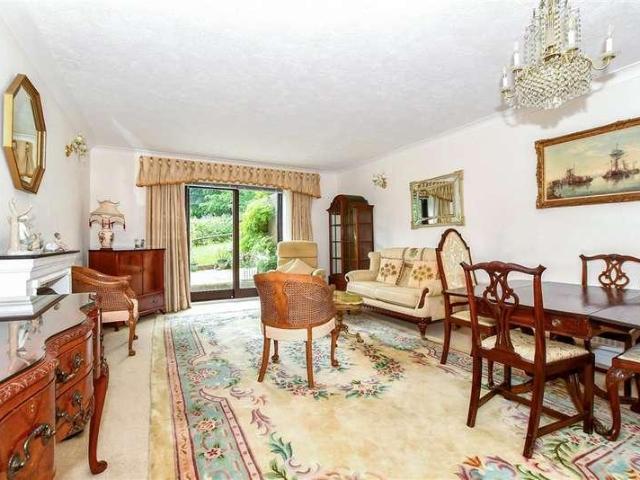 Flat for sale in Tower Hill, Pachesham Park