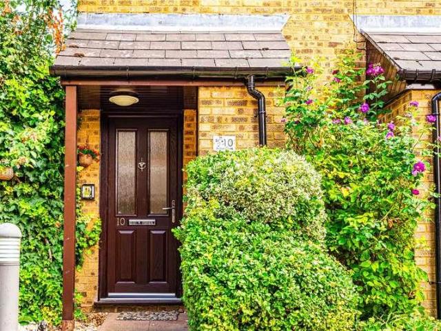 Flat for sale in Ashlyns Estate, Dacorum