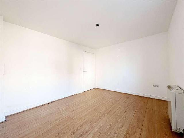 Flat for sale in Key Street, Suffolk