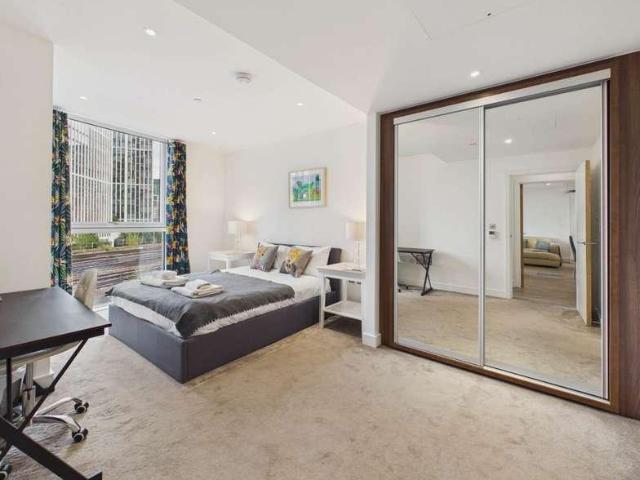 Flat for sale in Vauxhall, Greater London