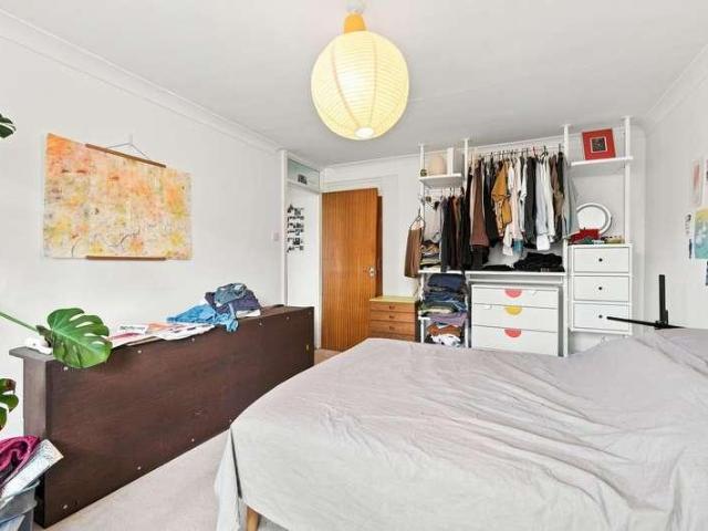 Flat for sale in Snaresbrook, Greater London