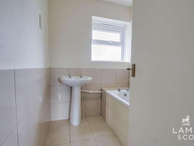 Flat for sale in Dale Hill, Essex