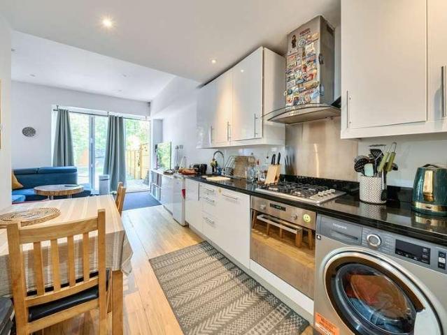 Flat for sale in Furzedown, Greater London