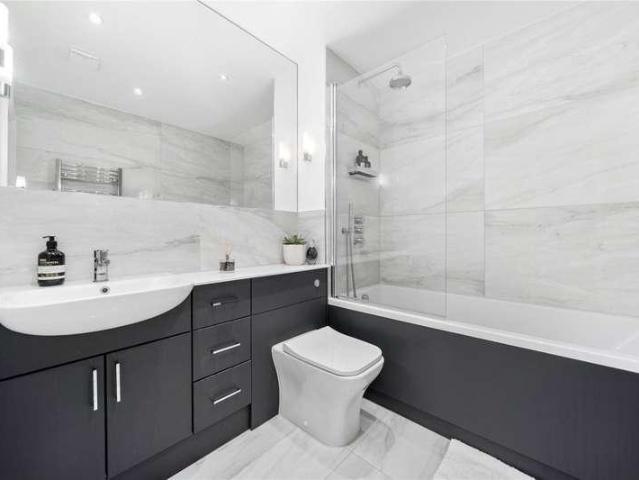 Flat for sale in West Dulwich, Greater London