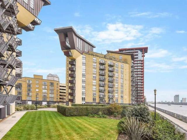 Flat for sale in Canary Wharf, Greater London