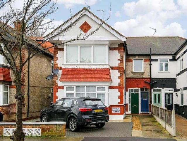 Flat for sale in Woodford Green, South Woodford