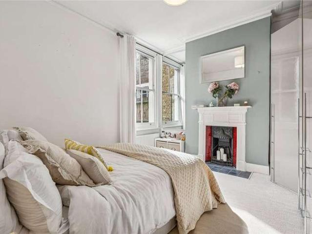 Flat for sale in Streatham, Greater London