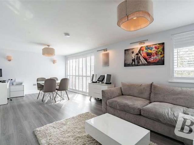 Flat for sale in Upminster, Greater London