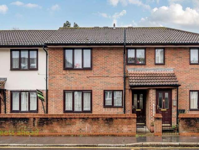 Flat for sale in London Borough of Croydon, Waddon