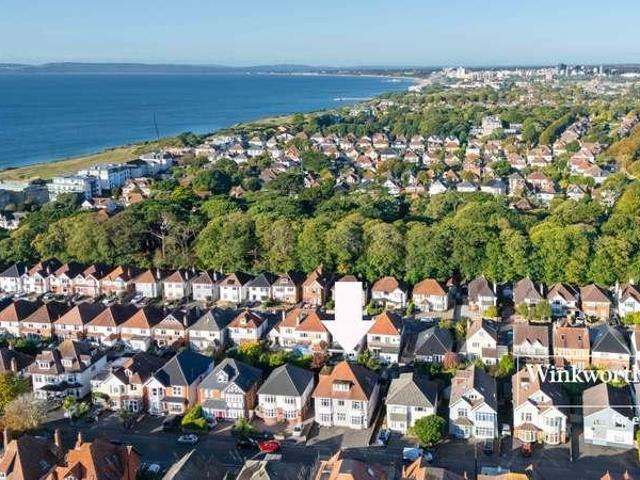 Flat for sale in Pokesdown, Bournemouth