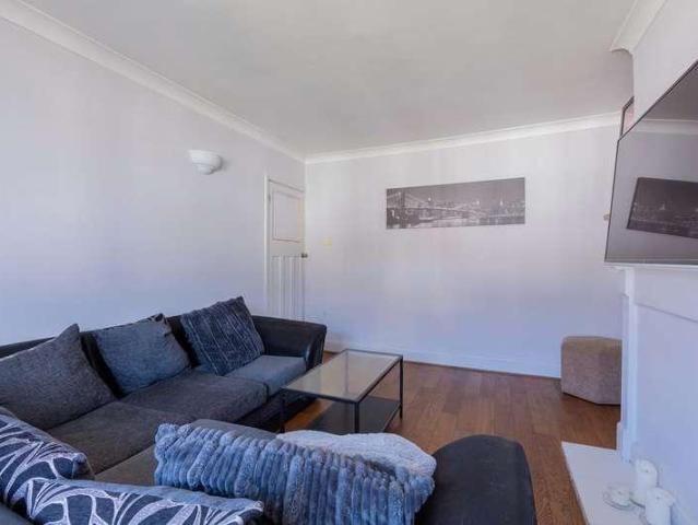 Flat for sale in Iver, Richings Park